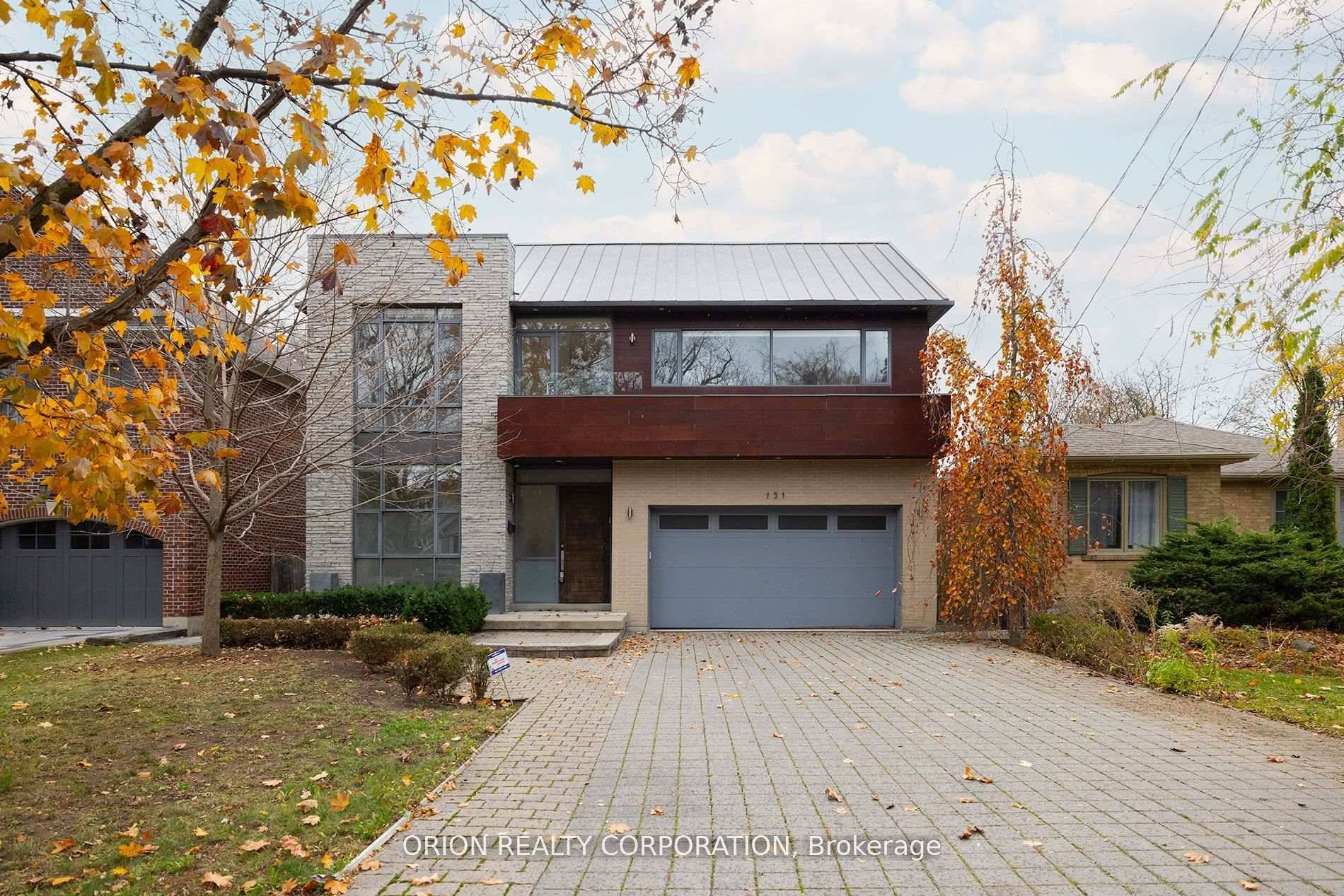 Welcome to 151 Yonge Blvd, an exquisitely designed contemporary home with an upbeat and elegant style !