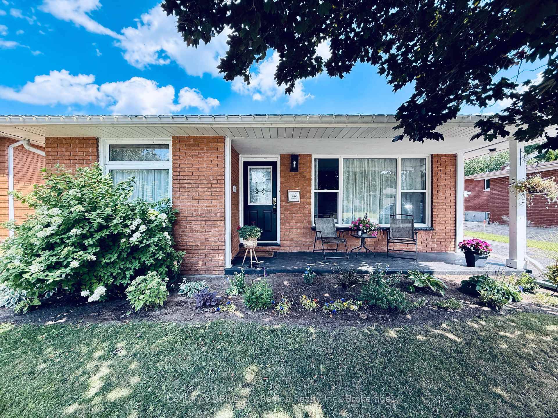 Welcome to this delightful 3 bedroom back split home nestled in the heart of Ferris.