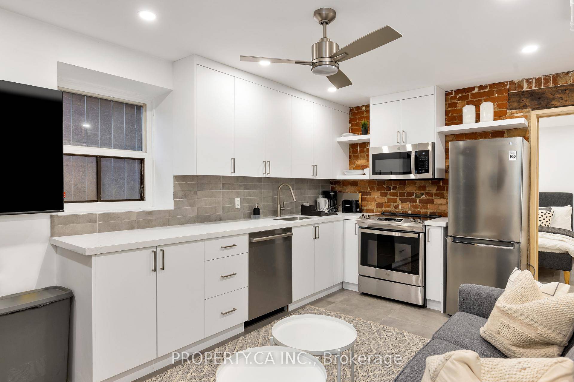 Stunning Newly Renovated 1 Bedroom in the Heart of Cabbagetown !