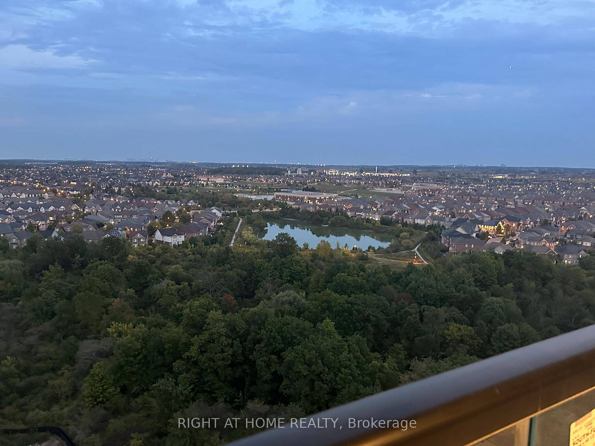 Gorgeous 1 bedroom 1 den 2 bathrooms condo in the highly demanded Milton.