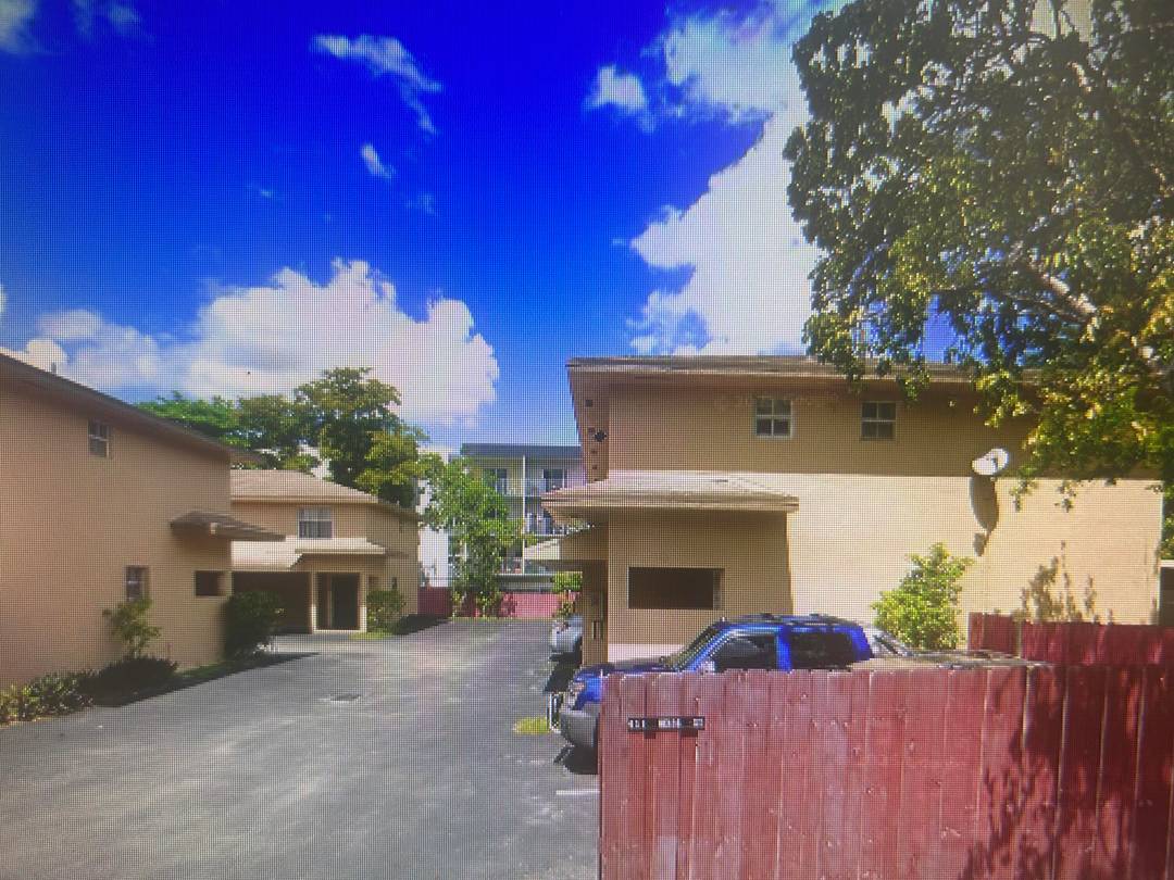 2 STORY TOWNHOUSE 3 BDR 2.