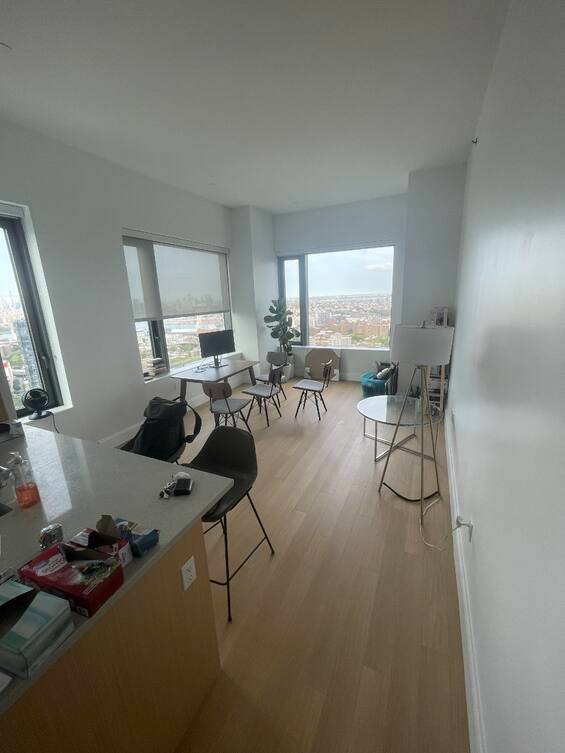 Amazing Corner 2 bedrooms 2 baths with w d in unit and walk in closet on the 42nd floor of one of Brooklyn's newest building.