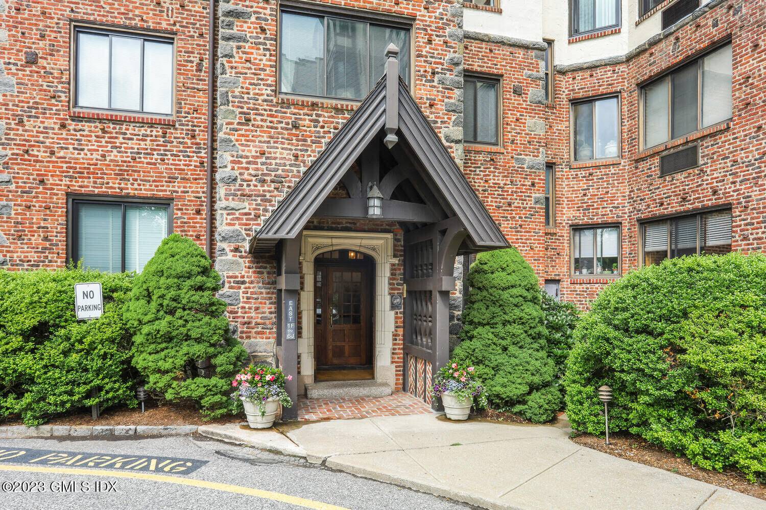 Welcome to Downtown Greenwich, this incredible one bedroom located on the third floor of an elevator building is prime location to everything you could possibly want, Greenwich Avenue shopping, restaurants, ...
