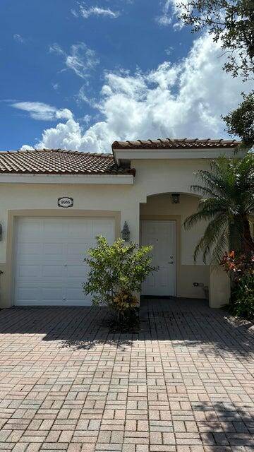 This is a superb opportunity to buy a villa with garage in the popular Baywinds community !