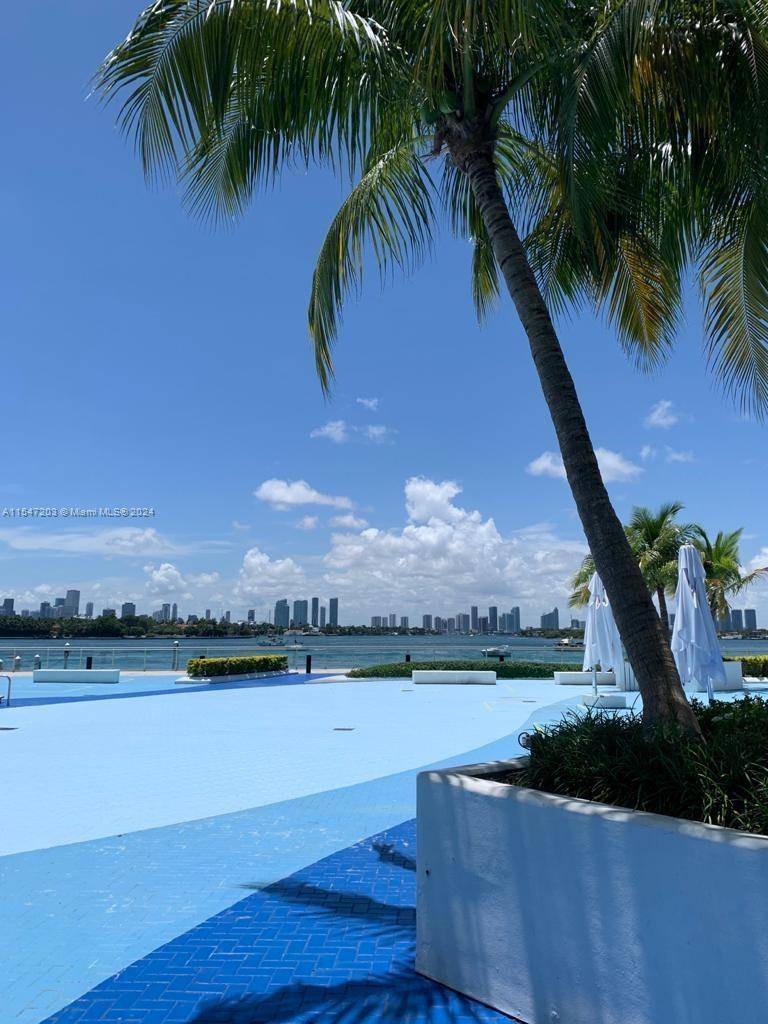 Beautiful and spacious apartment in Mirador, South Beach, completely renovated, with stainless steel appliances, polished concrete floor, custom walk in closet and remodeled bathroom.