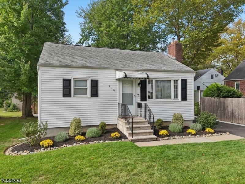 Welcome to this charming 2 bedroom, 1.