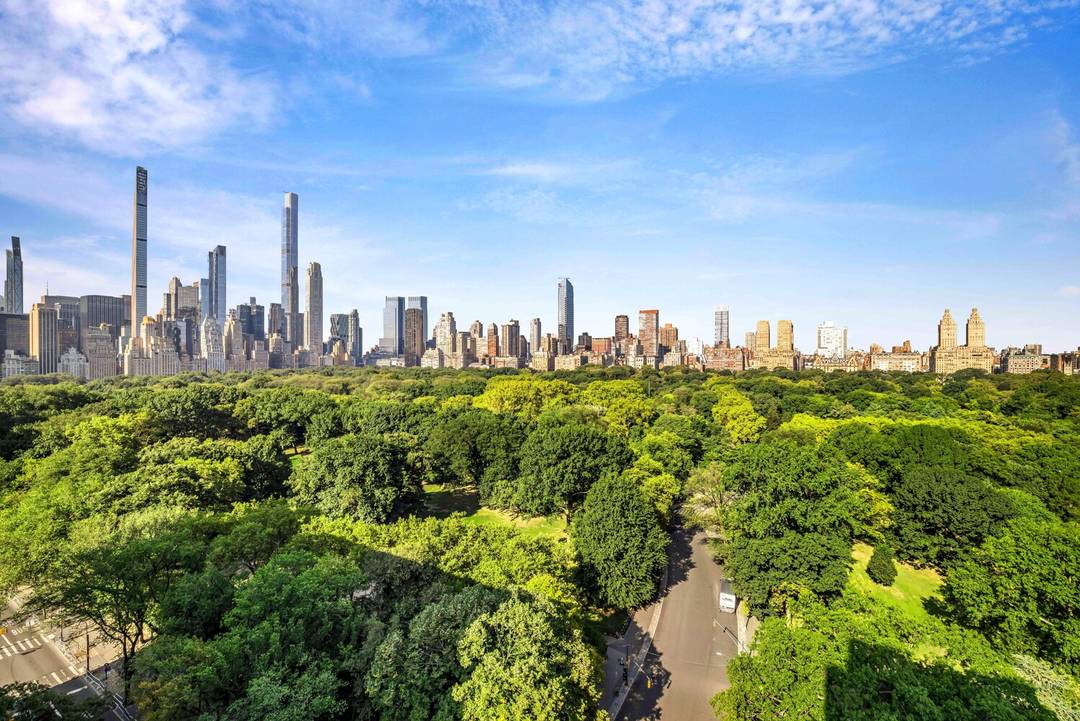 Perfectly perched on the 15th floor of one of Fifth Avenue's most distinguished buildings, this rare corner residence offers breathtaking, sweeping views of Central Park, the sailboat pond, and the ...