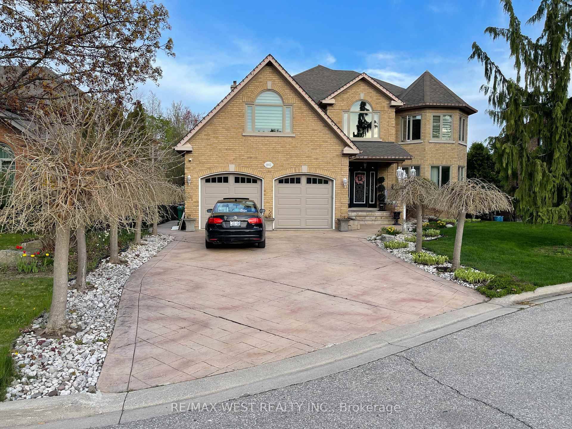 Welcome to this spacious 1 bedroom lower level suite, tucked away on a quiet cul de sac.