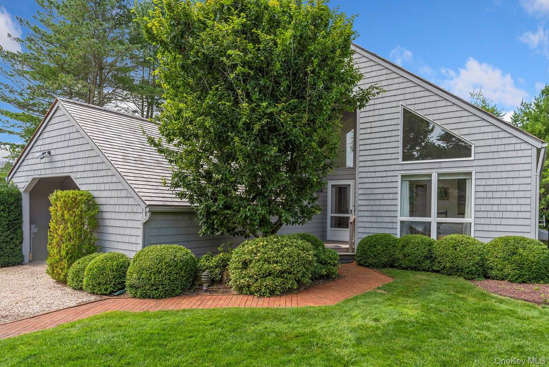 SINGLE FAMILY HOME IN DESIRABLE CONDO COMMUNITY Discover luxury living in the heart of East Hampton at Georgica Estates.