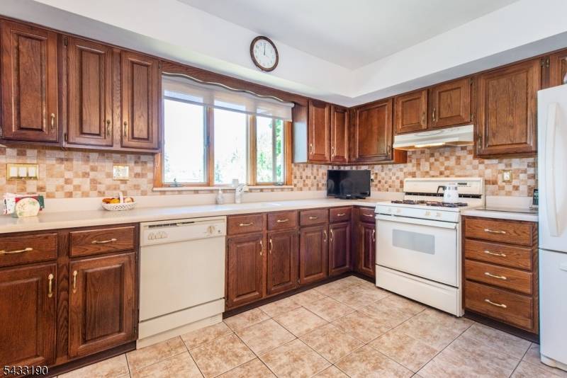 Welcome to this oversized bi level home nestled in one of Fairfield ?