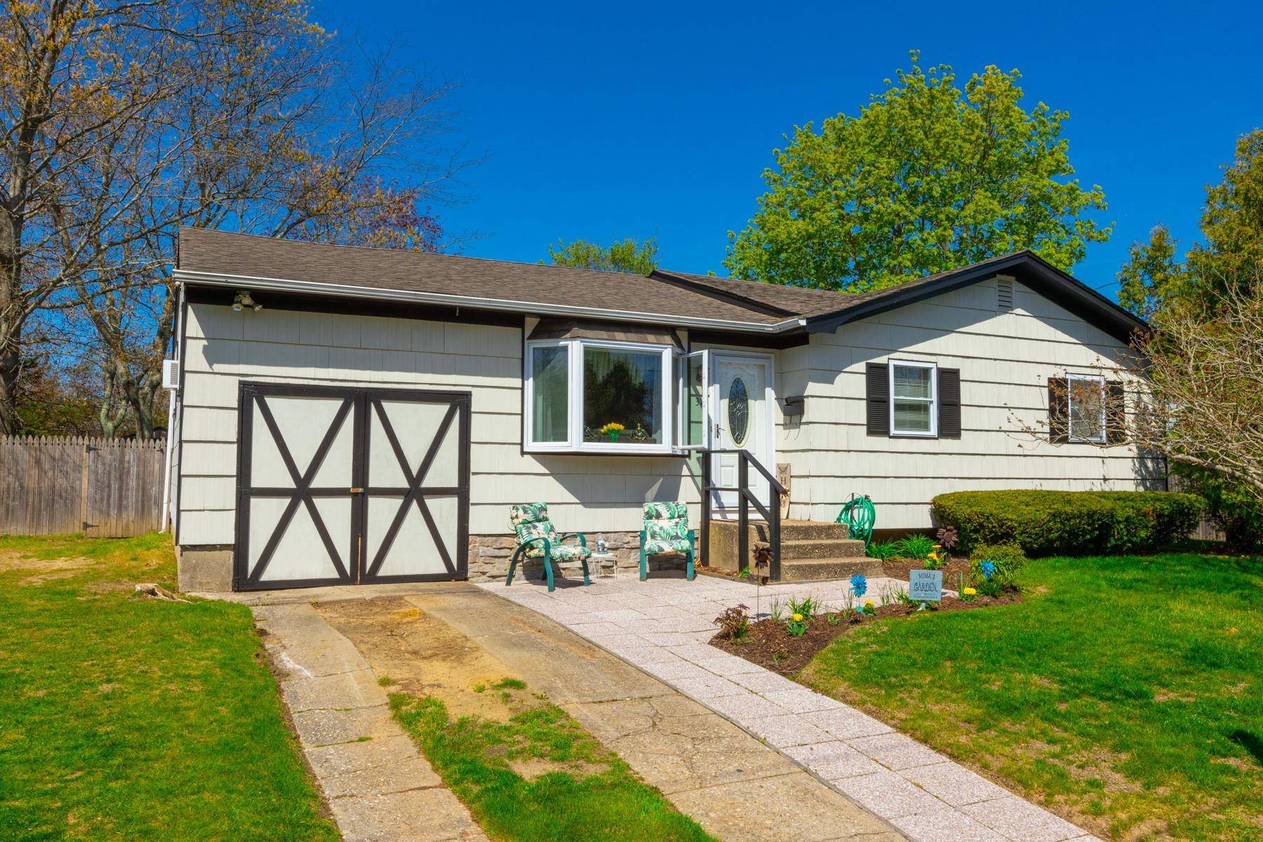 Your search is over ! Beautiful Ranch with a very private location.
