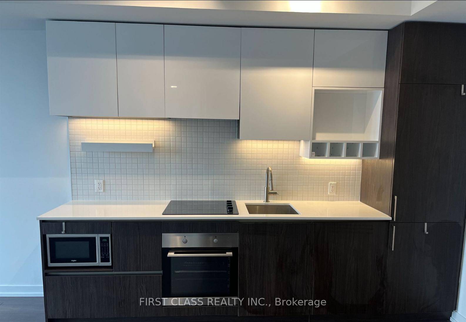 This bright and spacious 820 sqft 2 bedroom plus den convertible to a third bedroom features 2 full bathrooms, 9 foot ceilings, and sleek laminate flooring throughout.