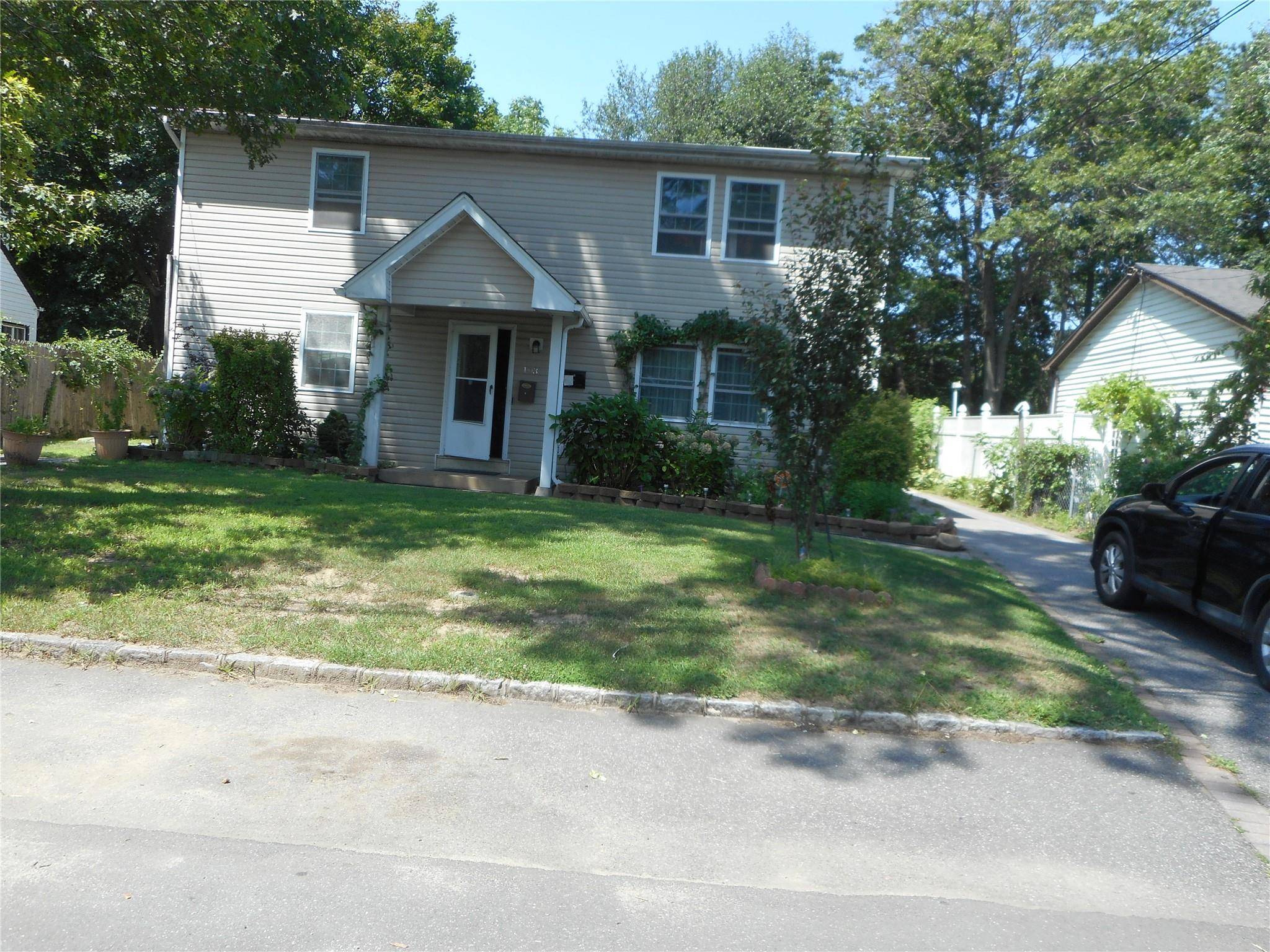 This is beautiful home, featuring 6 bedrooms, 2 full baths, good for a large family to enjoy.