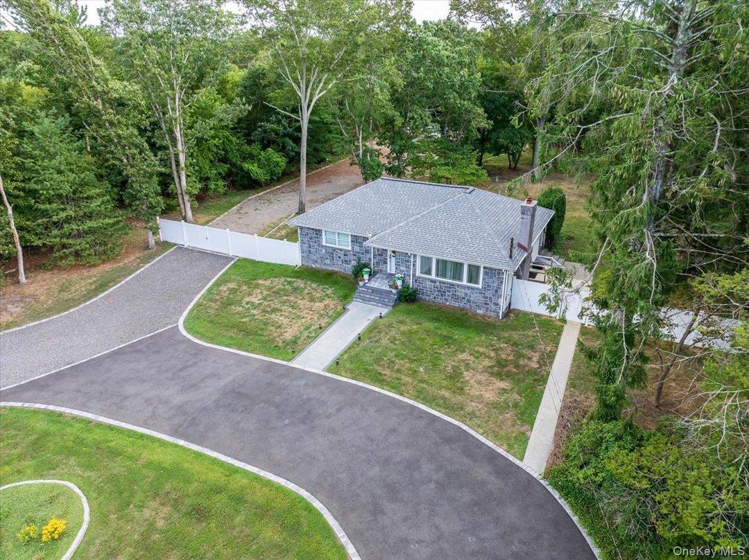 1. 03 acres ! Zoned for 4 horses, build a barn and a riding area !