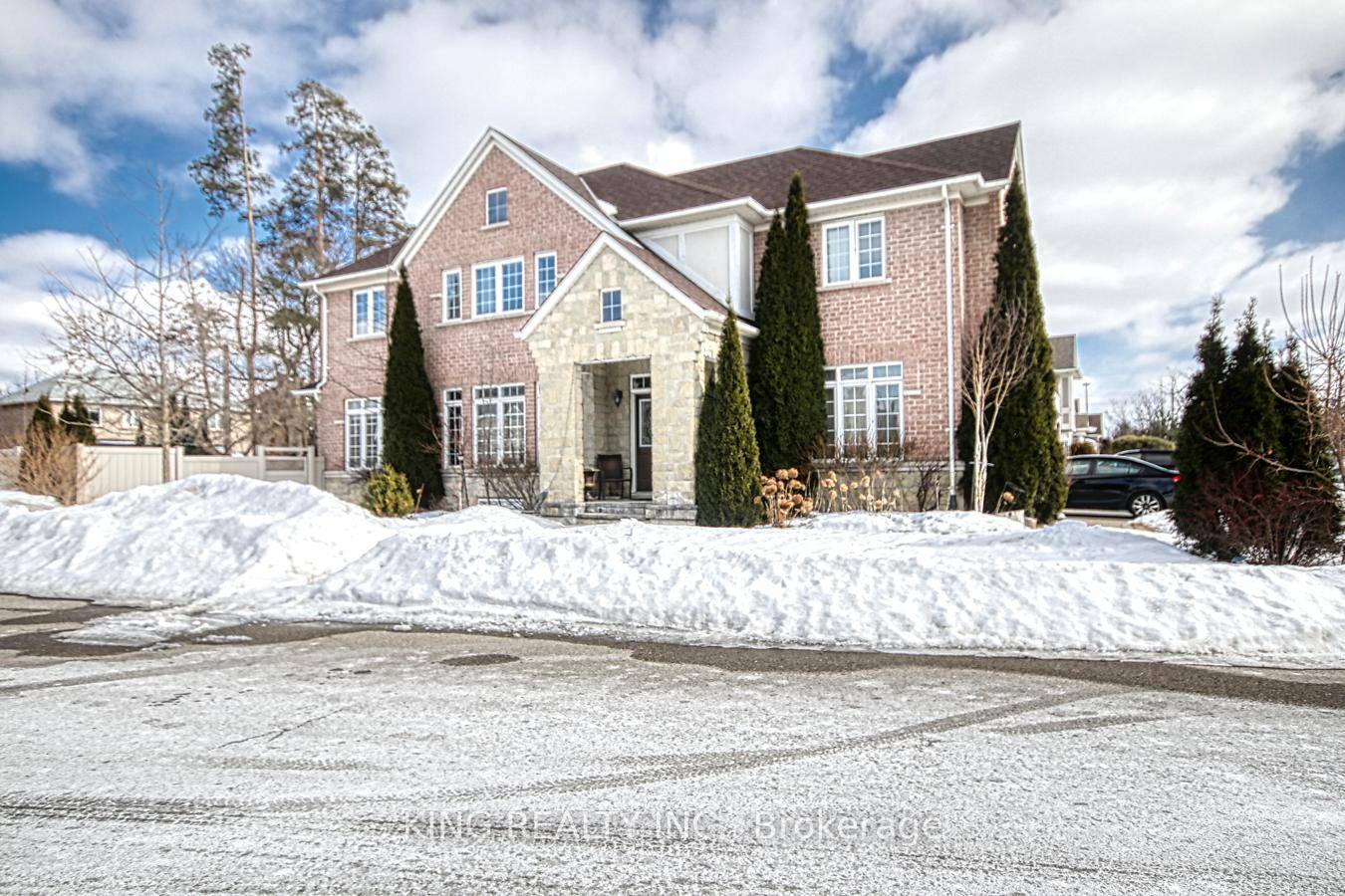 Welcome to this stunning corner home in the desirable Streetsville Glen Neighborhood !