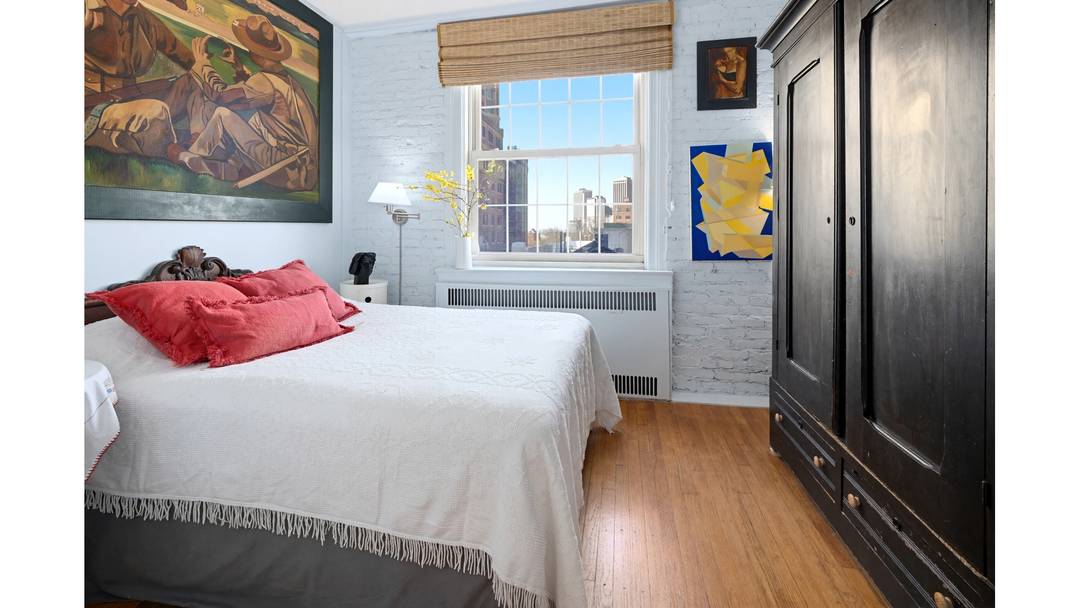 This Jewel Box studio in the sky has been architect converted to a 1 bedroom, making the most of its sunlight and VIEWS from 5 windows !