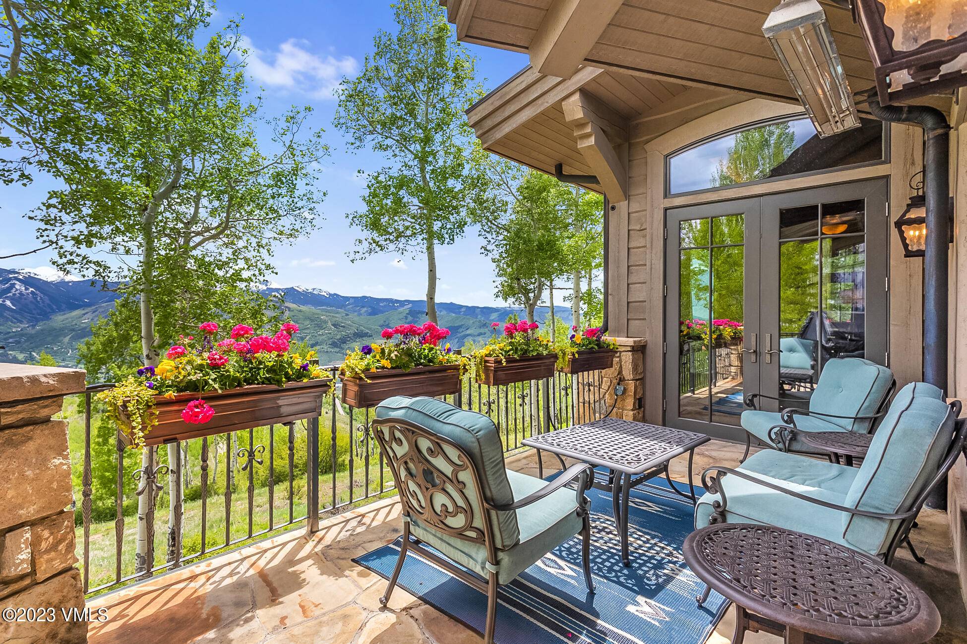 A remarkable find. The luxurious residence of 46 Jasmine offers a unique blend of bold and refined elements, all sculpted of uncompromising quality.