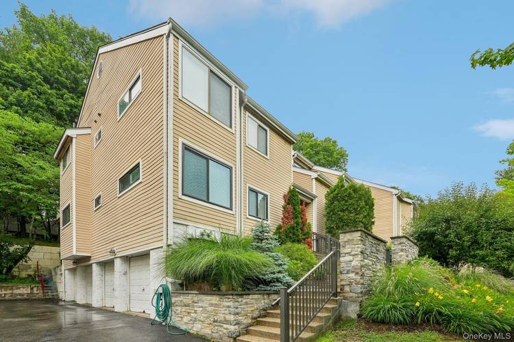 Fully renovated 2 bedroom, 2 bathroom duplex condo close to Chappaqua train station.