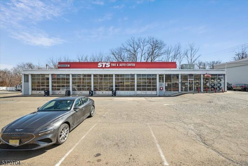 UNBELIEVABLE SIX 6 BAY AUTOMOTIVE REPAIR FACILITY, 5194 SF, 1, 050 SF SHOWROOM WITH BALANCE OF SPACE DEDICATED TO AUTO REPAIR, SIX 12' OH DOORS, STORAGE AREA, PARTS ROOM, LOCKER ...