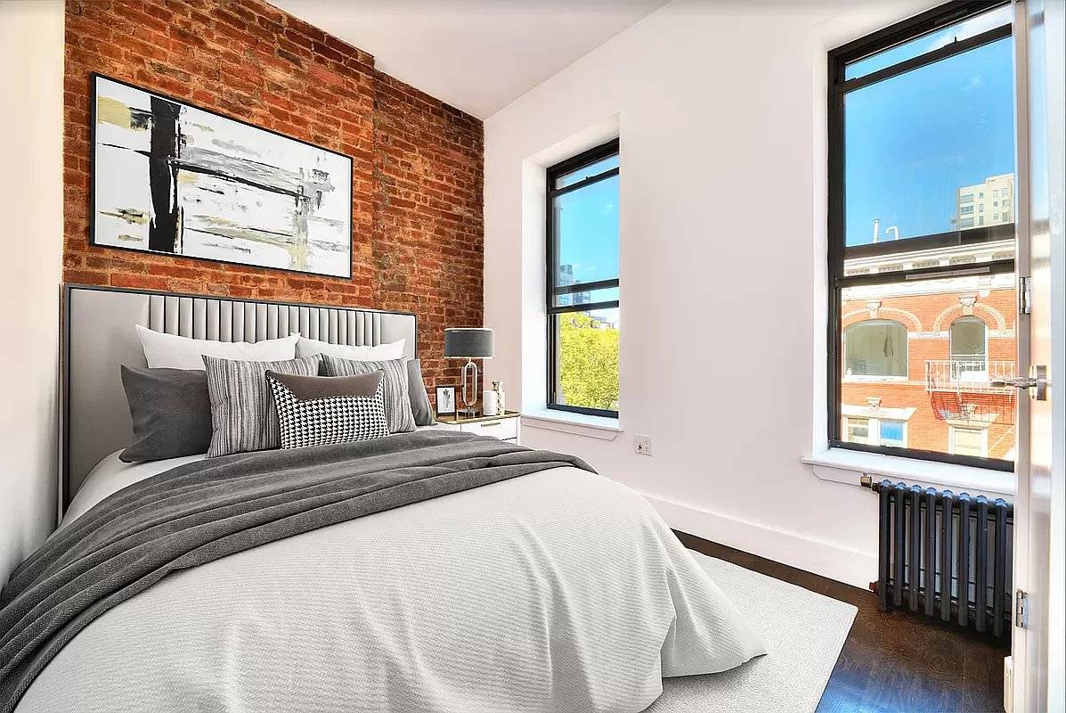 Welcome to 223 Mott ! Located in the heart of NoLita Cozy 2 Bedrooms 1 Bathroom with a combo Washer amp ; Dryer in unit.