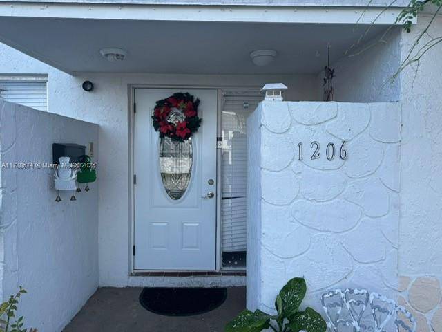 PRICE REDUCED SPACIOUS 3 BDRMS, 3 BTHRMS FEE SIMPLE TOWNHOUSE IN NORTH LAUDERDALE OFF BLVD.