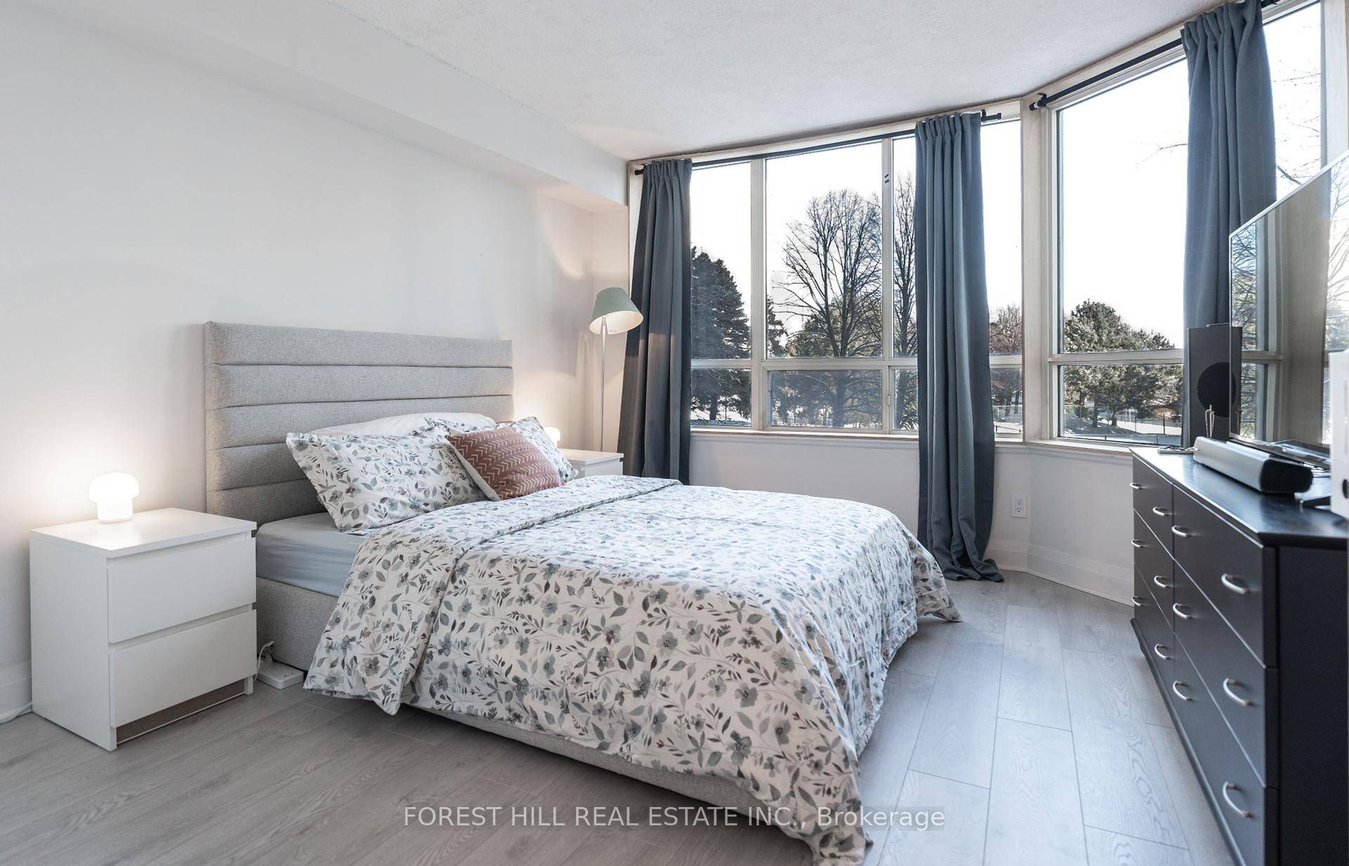 Discover your ideal home in this, spacious 1 den bedroom unit, boasting 1074 sqft of bright and airy living space !