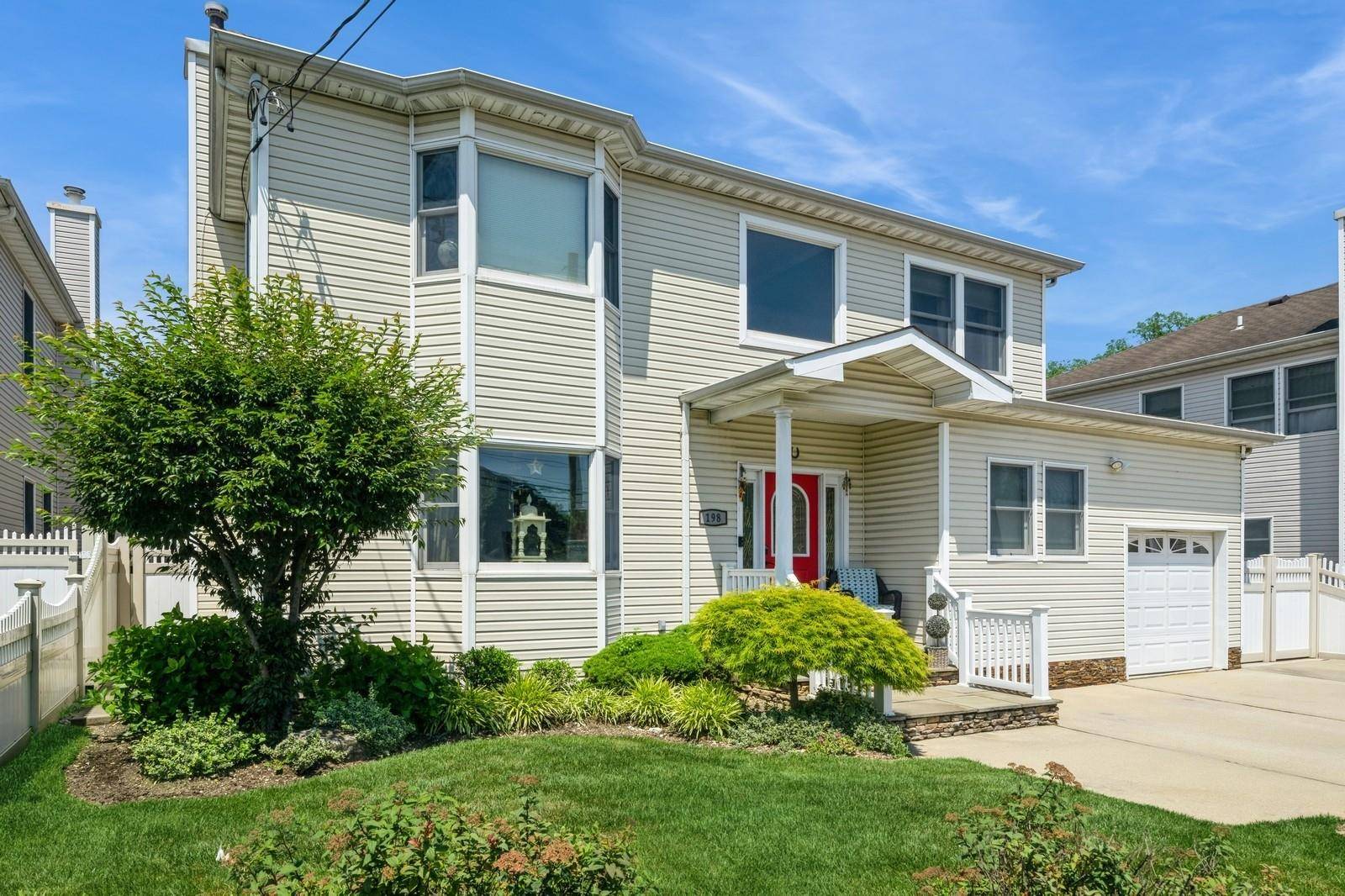 Beautiful 5 Bedroom Colonial in the Heart of Bethpage !