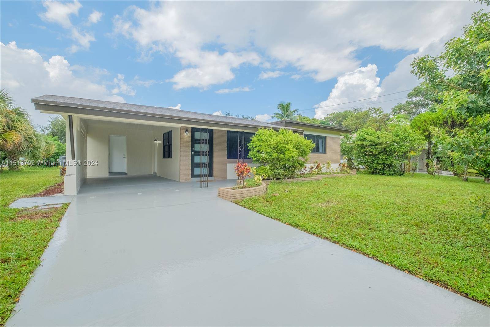 Single family home in desirable Oakland Park for rent, the home features 3 beds, 2 baths and a lovely remodeled kitchen with white cabinetry, granite counter tops and stainless steel ...