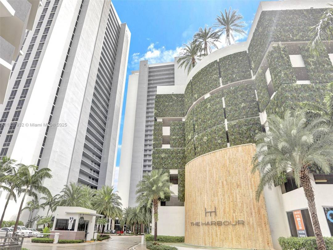 Lovely, 2 bedroom, 2 bath plus Den apartment with a Bay amp ; Intercoastal view.