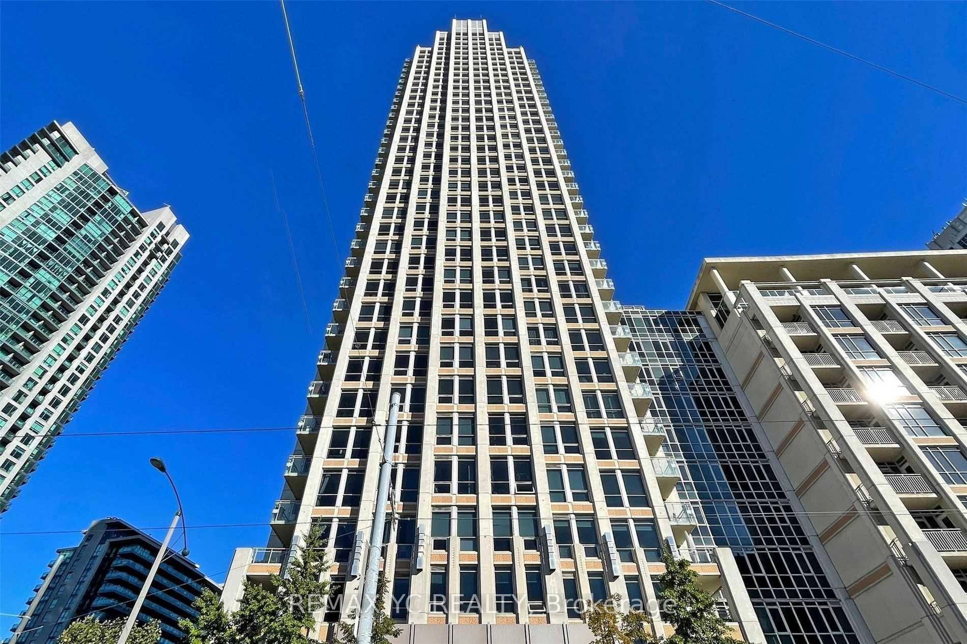 Welcome to Prestigious Waterfront Living in the Heart of the Downtown Core !