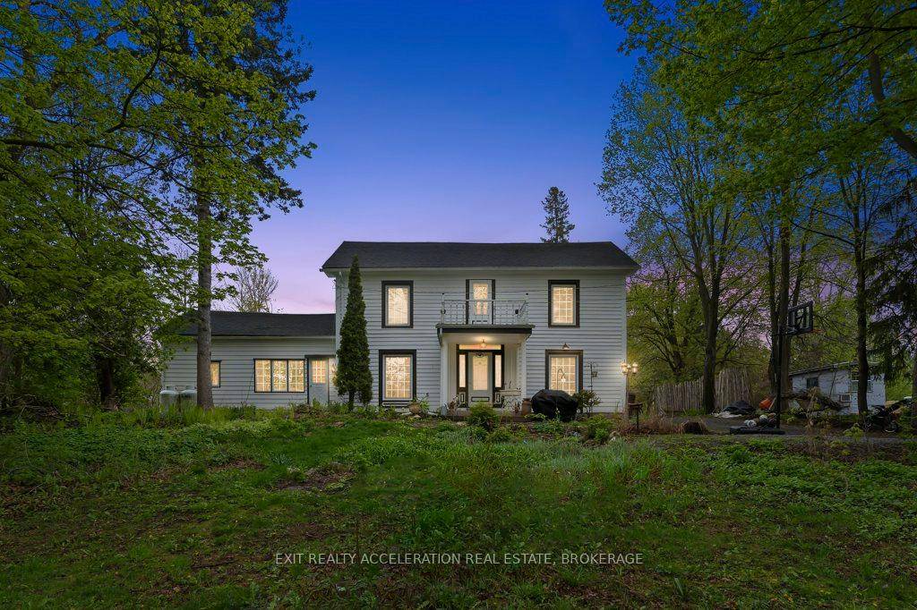 Discover the idyllic charm of country living with the convenience of the village close by !