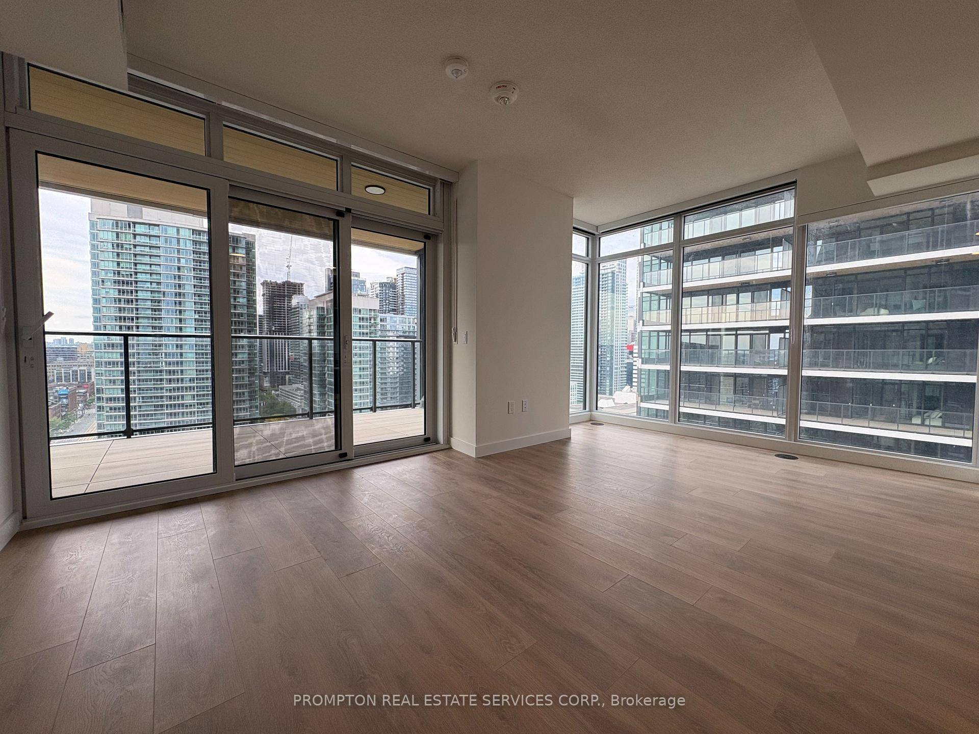 Brand New Luxury Condo at Concord Canada House Toronto Downtowns Newest Icon Beside CN Tower and Rogers Centre.