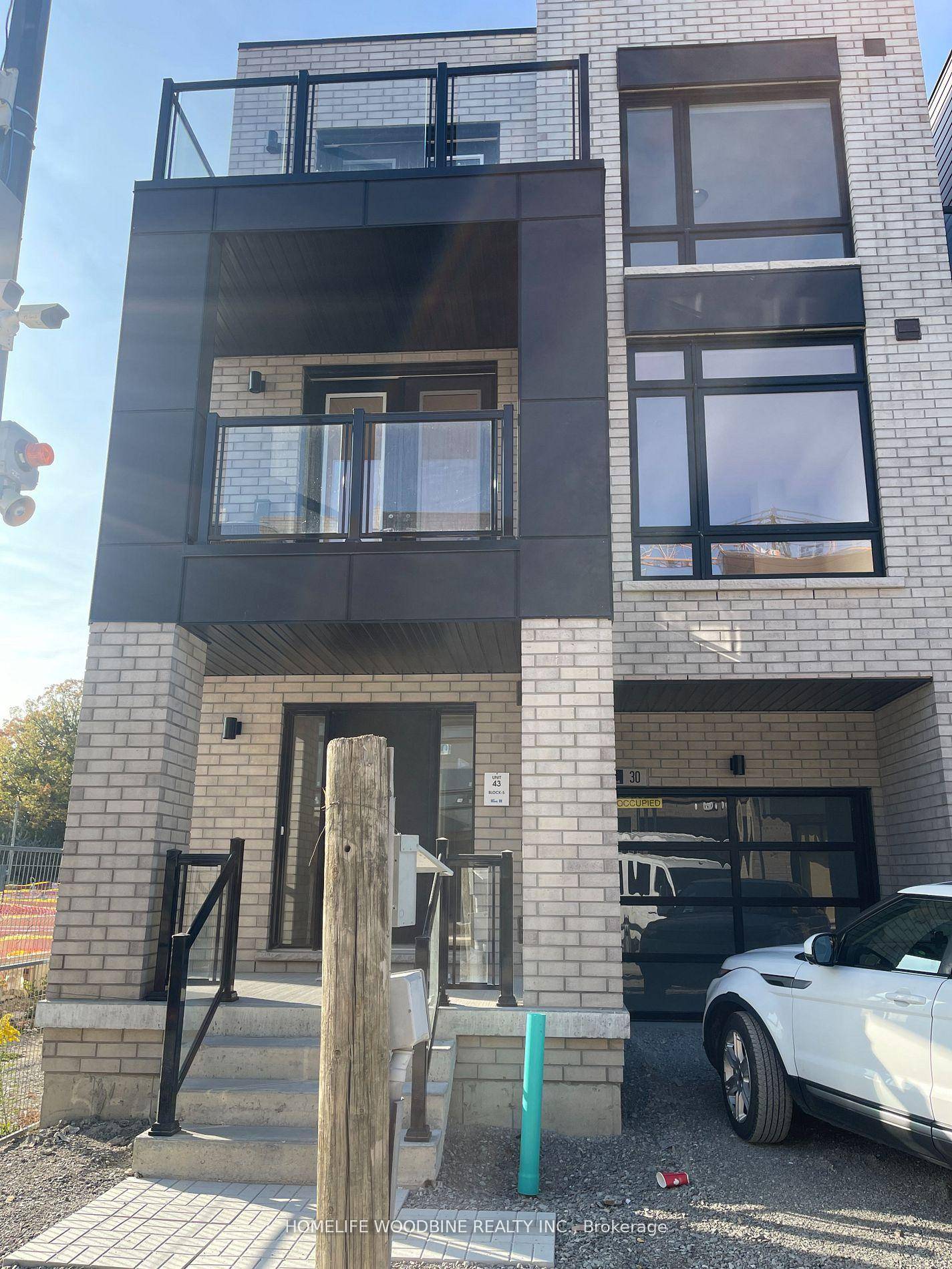 Beautiful townhouse corner unit with 3 bedrooms and 3 bathrooms.