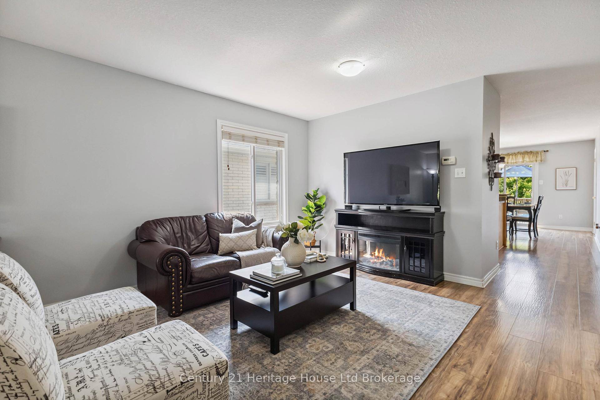 Welcome to this immaculate 2 2 bedroom bungalow nestled in one of Lambeth's most desirable neighbourhoods.