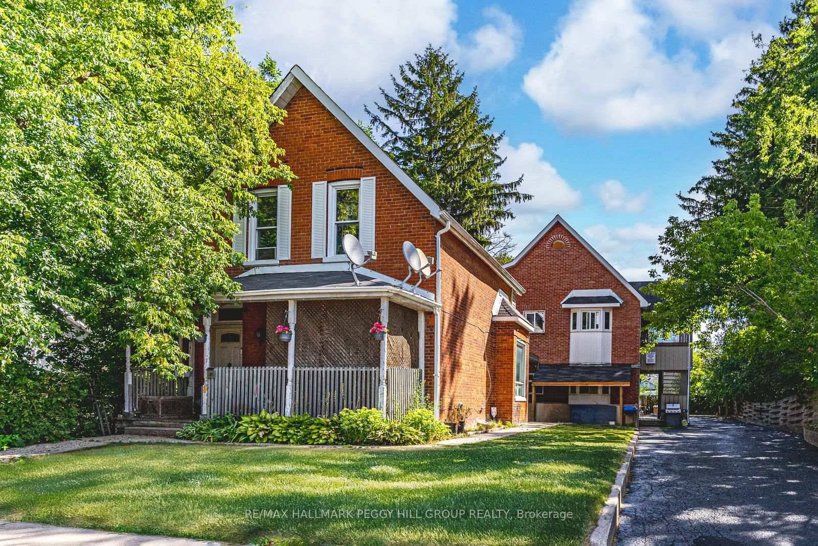 UNBEATABLE INVESTMENT OPPORTUNITY IN BARRIES LAKESHORE DISTRICT RARE LEGAL MULTIPLEX WITH RELIABLE CASH FLOW amp ; STRONG FUTURE GROWTH POTENTIAL !