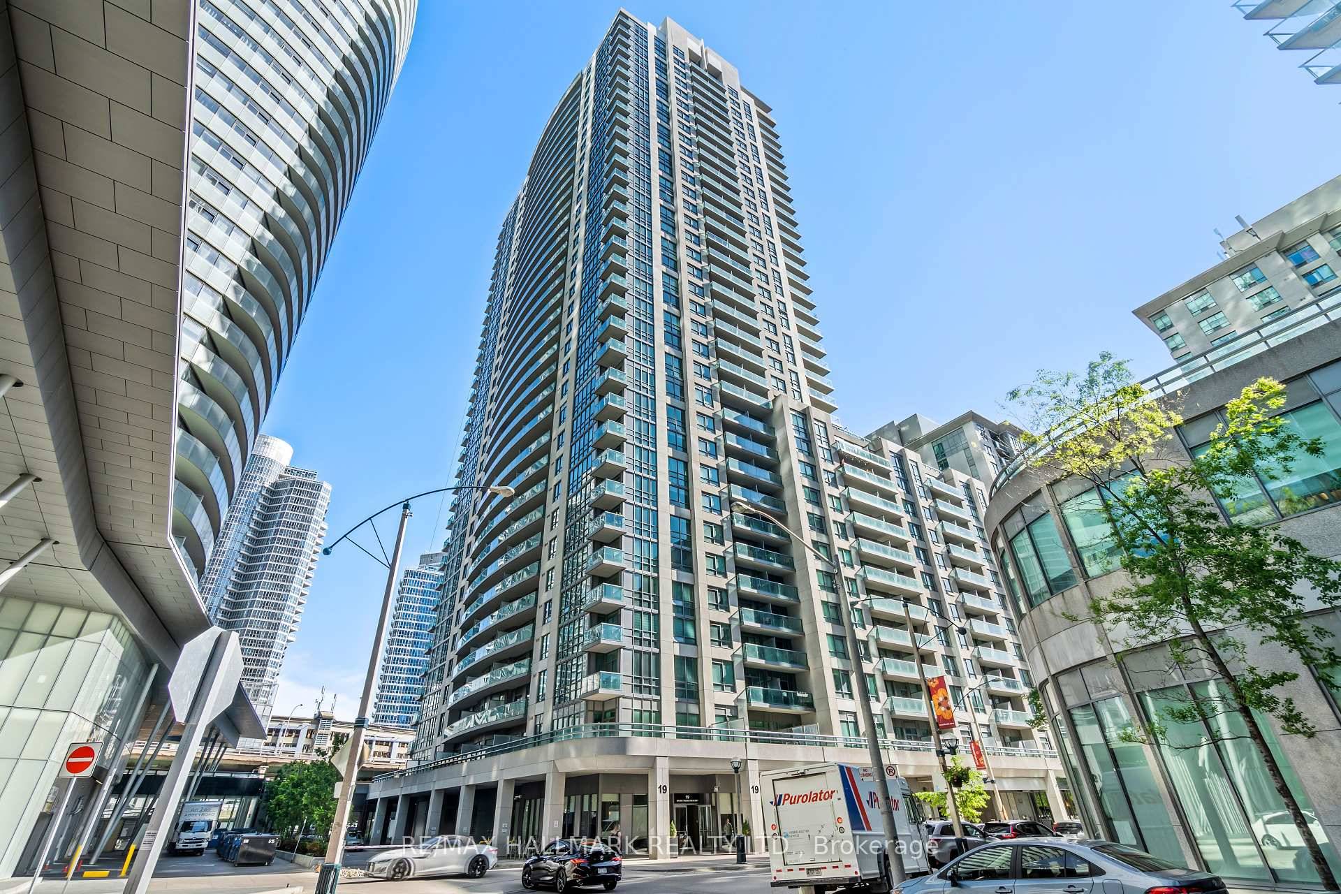 This stunning high floor unit offers, breathtaking downtown city and lake views through floor to ceiling windows.