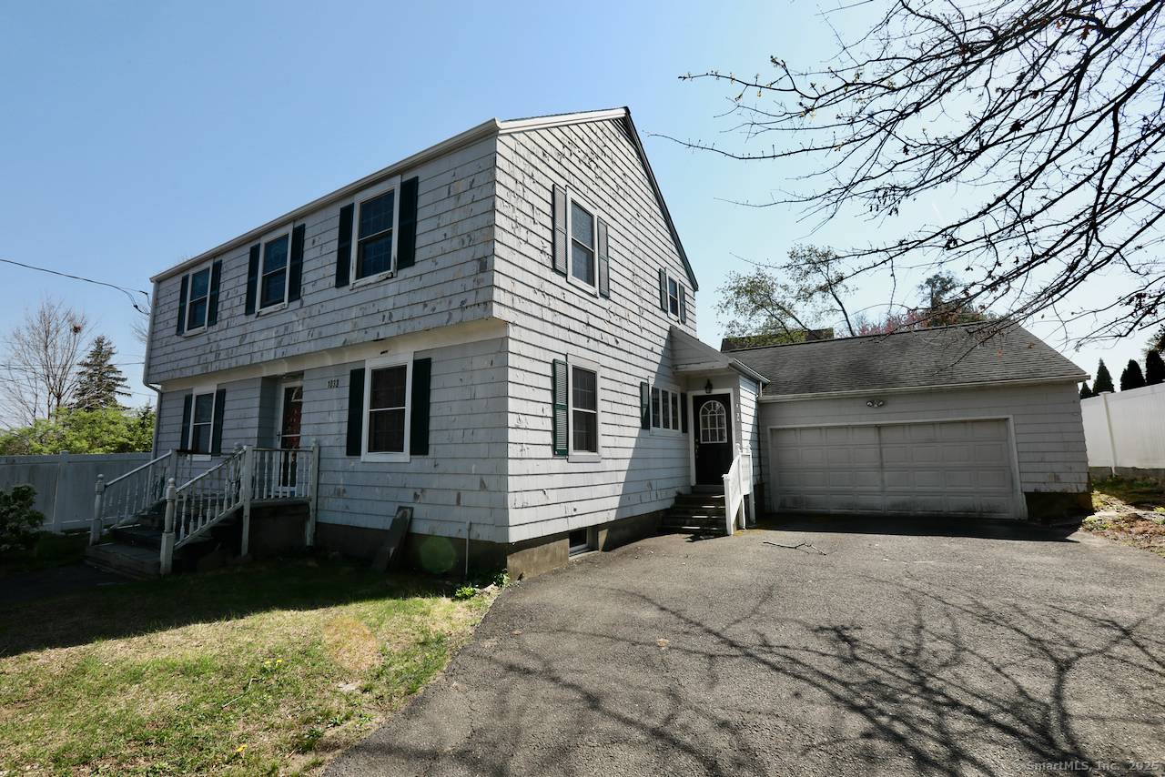 This is a well kept Second Floor Ranch Style Unit that was Rebuilt In 2004.