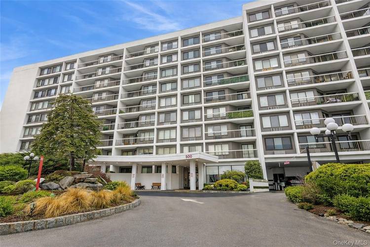 Beautifully renovated 2 bedroom, 2 full bath residence located in the sought after High Point community in Hartsdale.