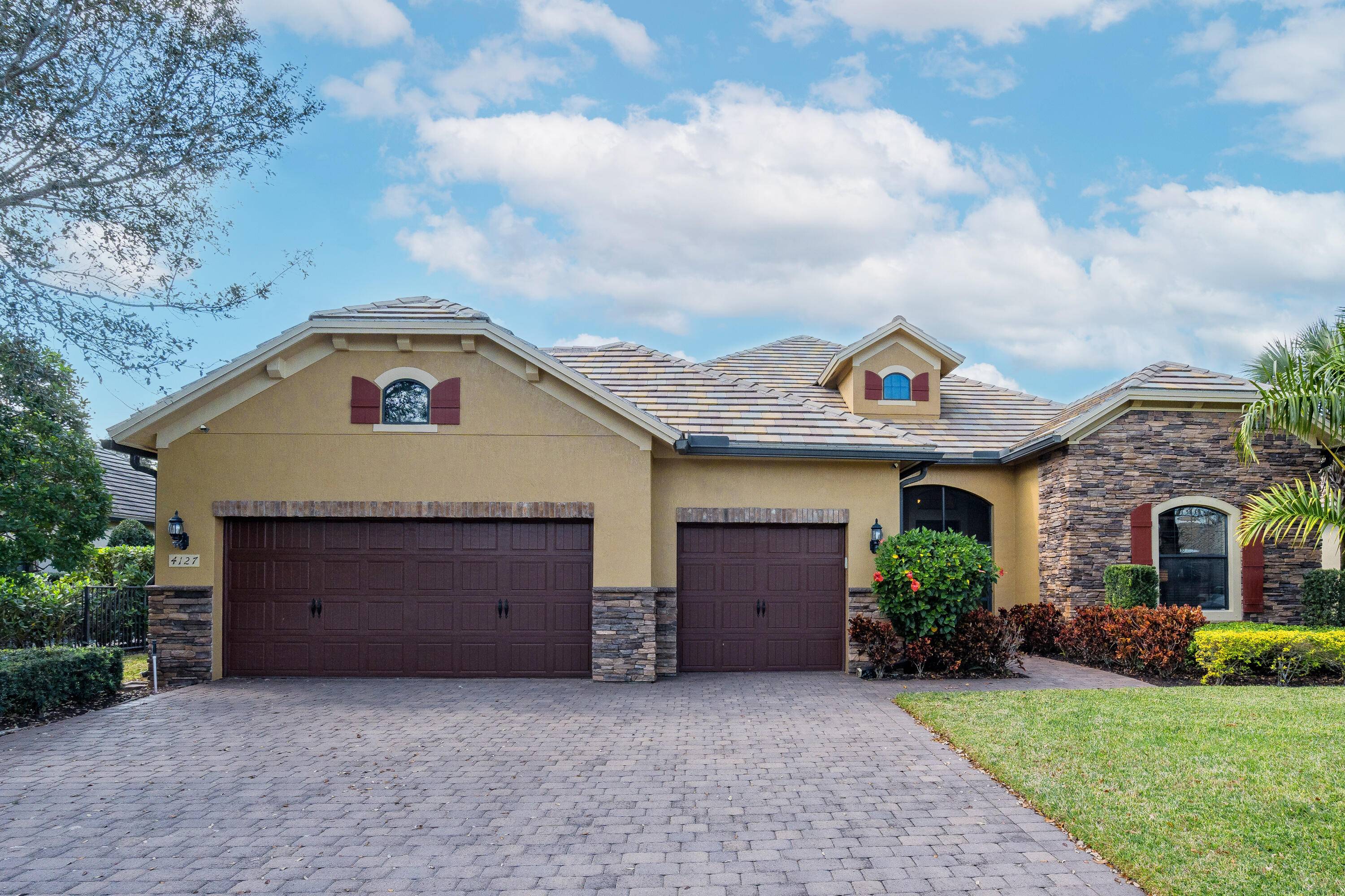 Available as annual furnished unfurnished or seasonal furnished prestigious home in Castellina, Wellington, offering 2, 561 square feet.