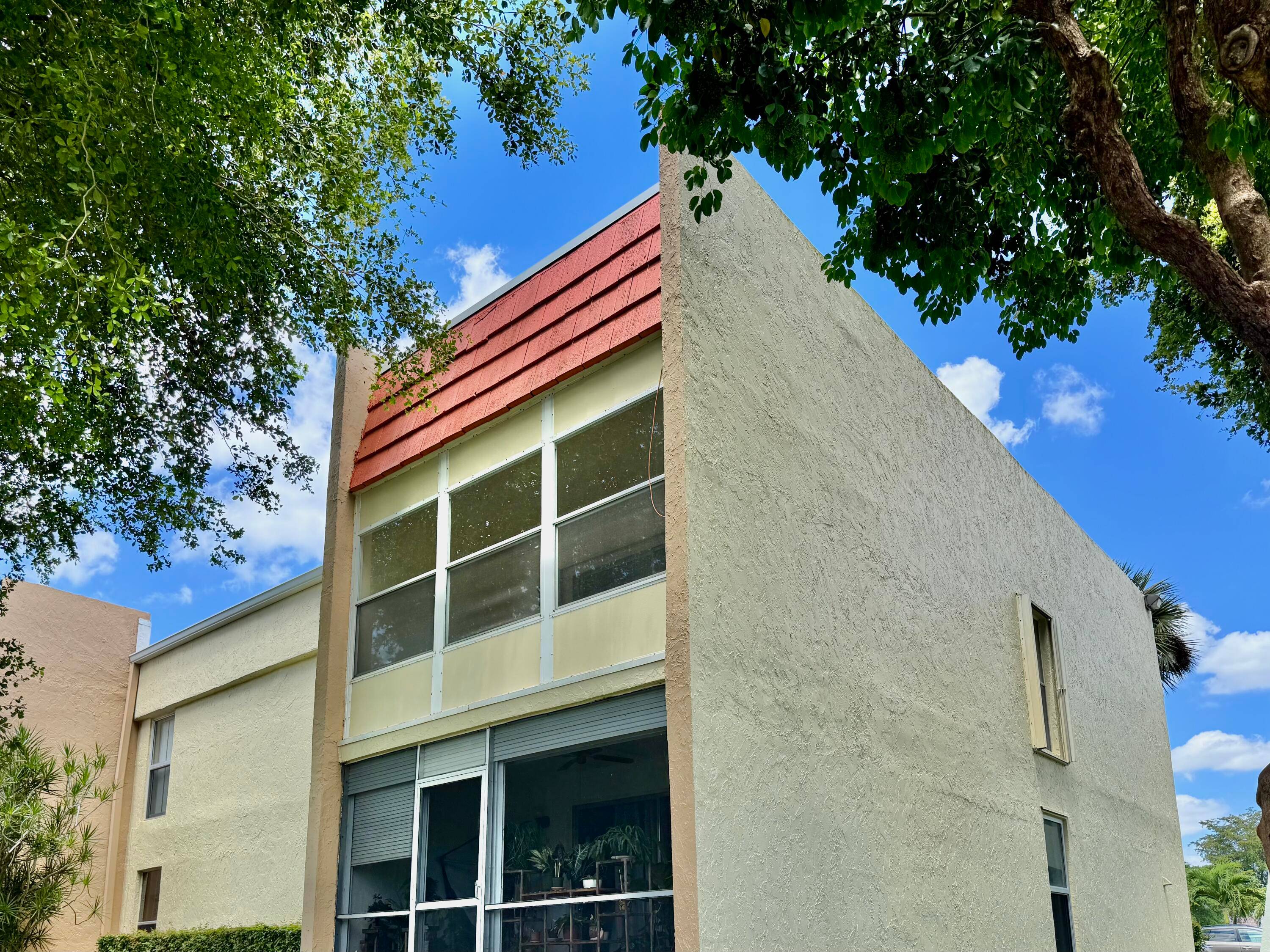 This 2 bedroom, 2 bathroom condo is located in desirable Lago Del Rey.