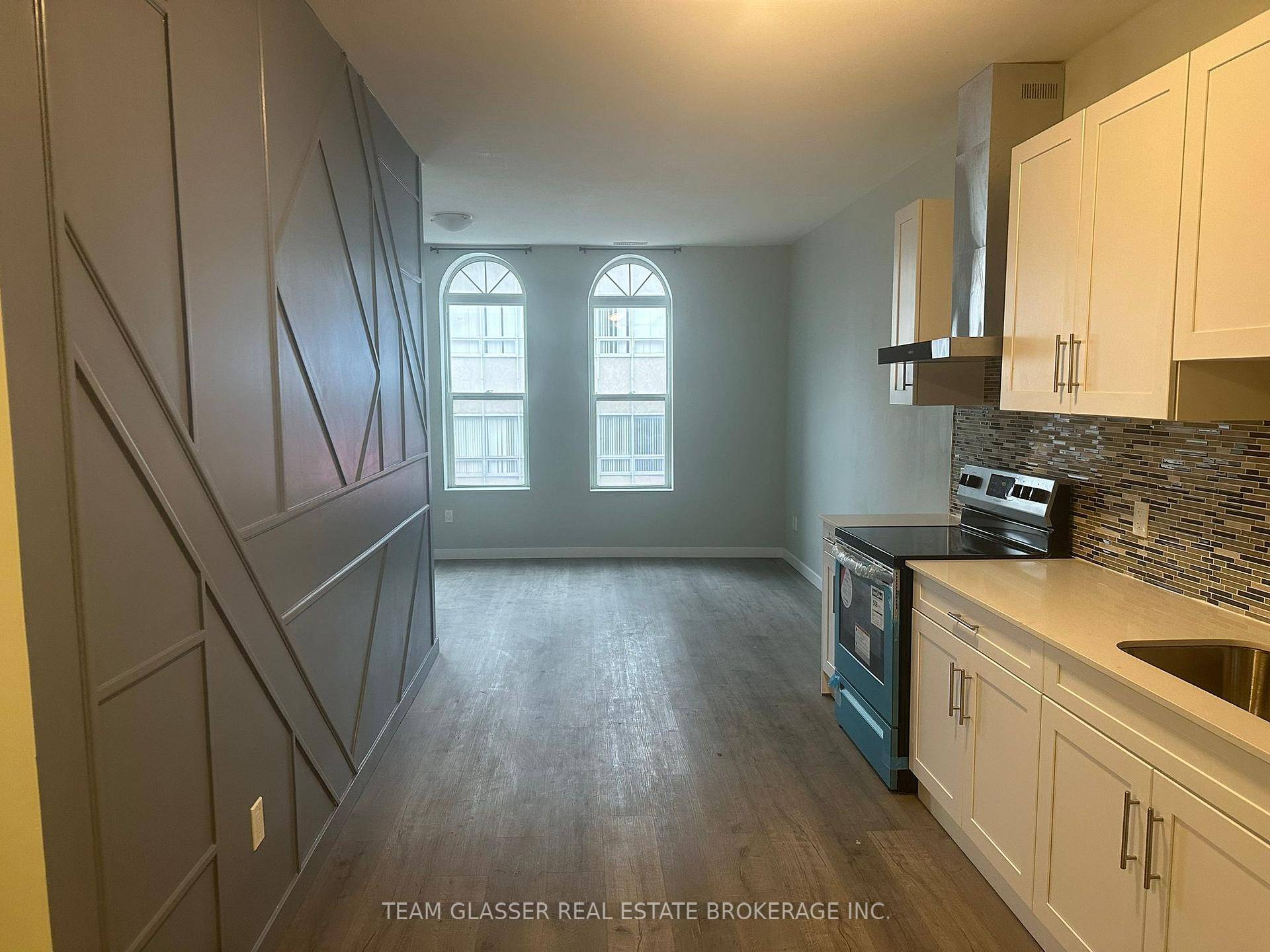 Modern, Spacious 2 Bedroom PLUS DEN Apartment King and Richmond.