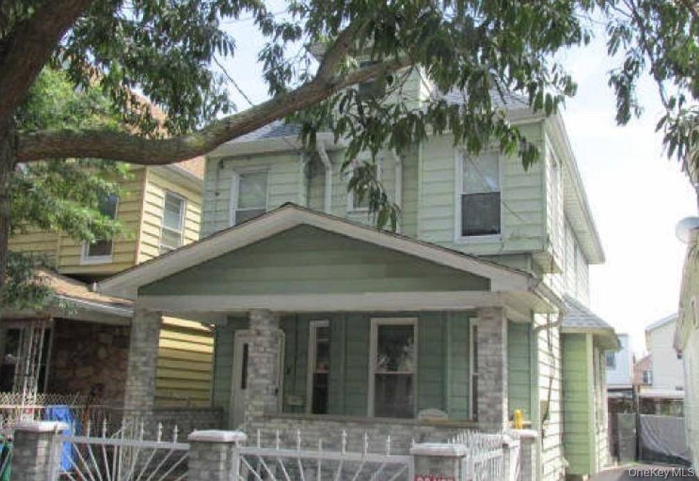 EXCELLENT OPPORTUNITY ! Legal 2 Family Duplex, each unit with 1 Bedroom, 1 Bathroom, Kitchen and Living Room.