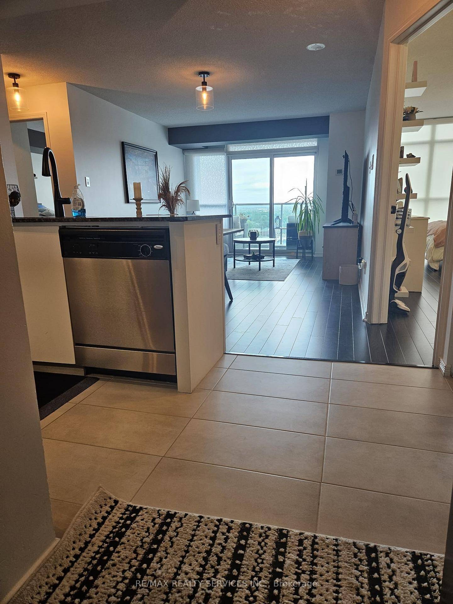 Spacious 2 1 bedroom condo den has door can be used as 3rd bedroom.