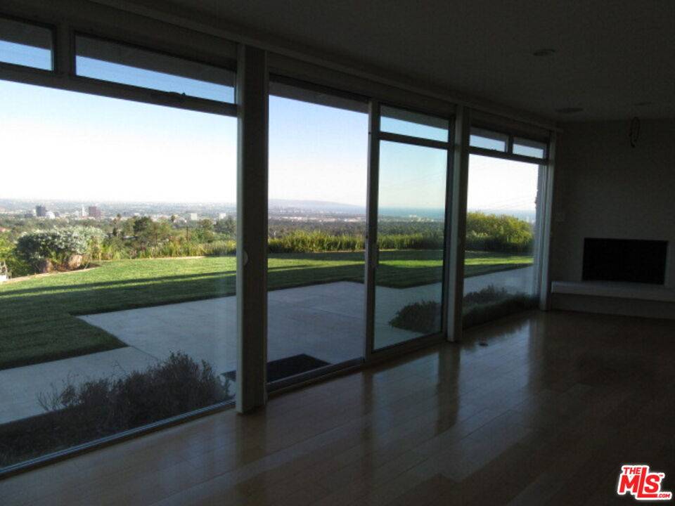 1210 N Kenter Ave 2BR Brentwood La