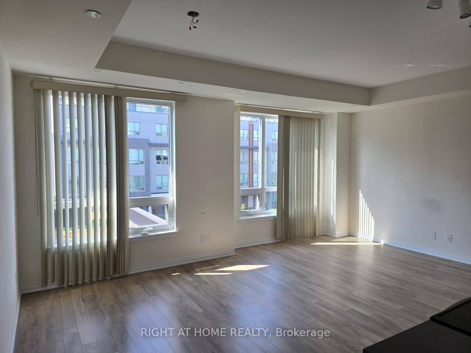 Stunning 2BR 2bath Urban Townhouse in Prime Mineola Community.