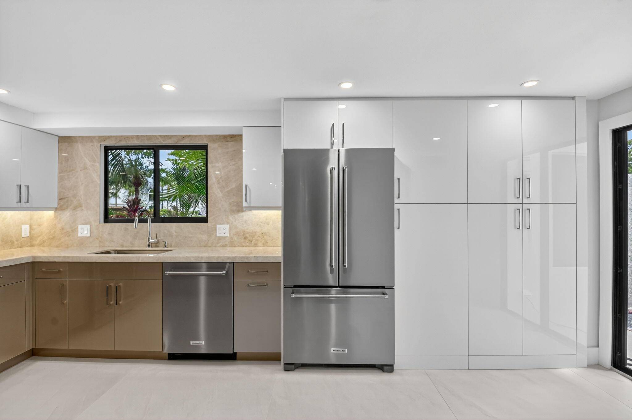 A new renovation of the most desirable model, this FIRST FLOOR BOBBY JONES has just been completed and is ready for occupancy.
