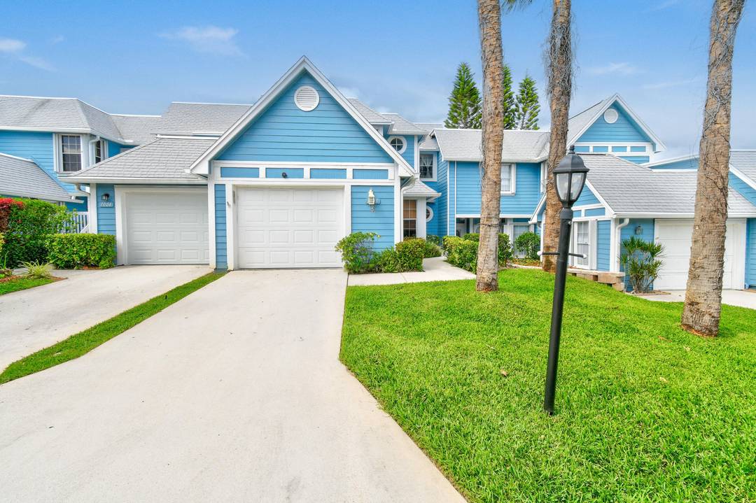 Lovely townhouse in gated community short distance to the beach.