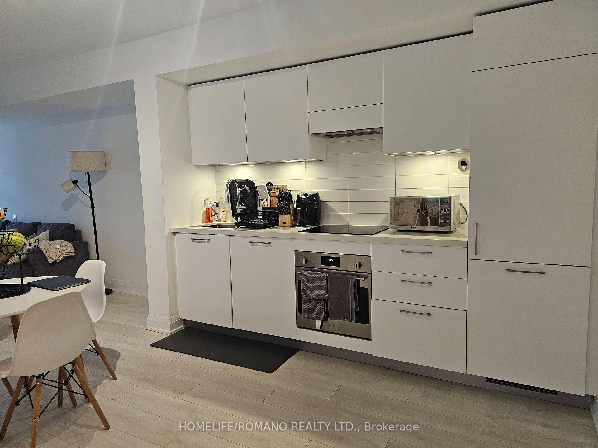 Welcome to the Residences of Upper East Village, a stylish addition to the well established Leaside community.