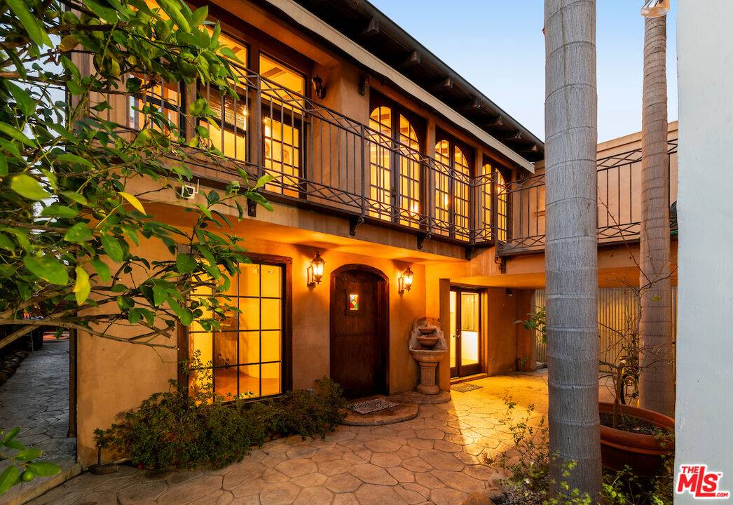 667 Santa Clara Ave 6BR Marina Del Rey La