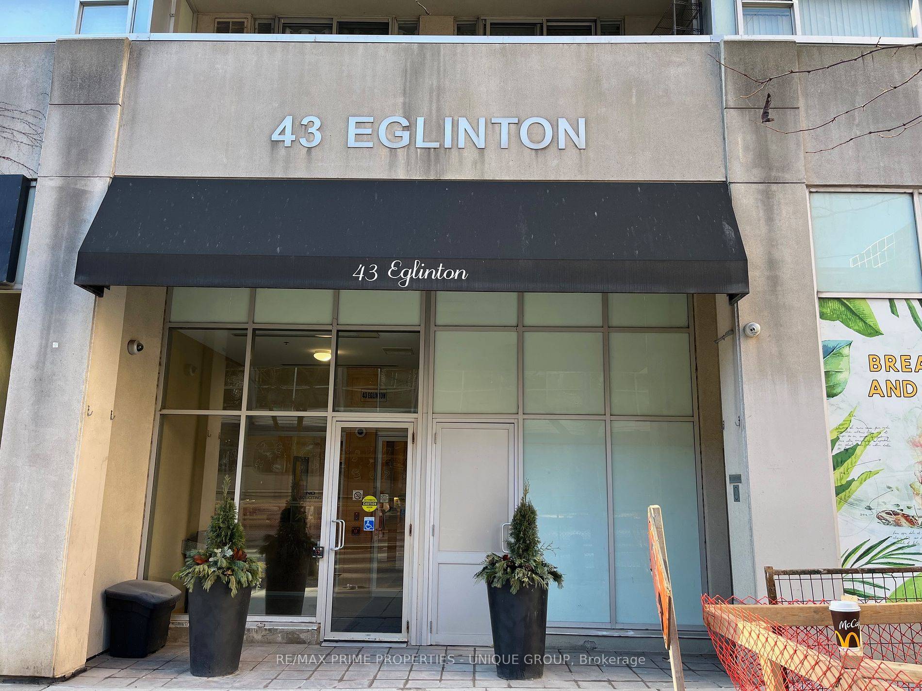 Fabulous and Vibrant Yonge Eglinton Location.